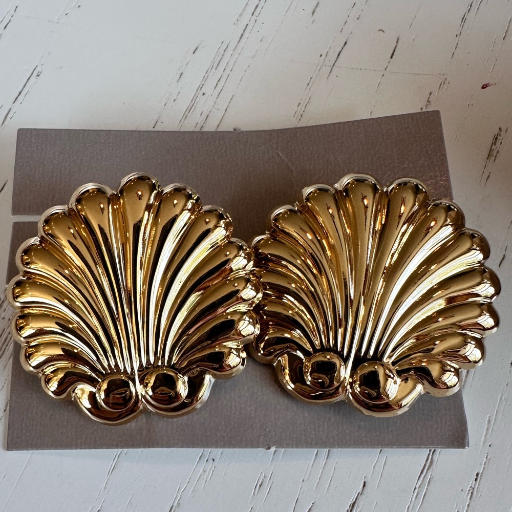 Vintage Avon 1991 Tailored Scallops Pierced Earrings